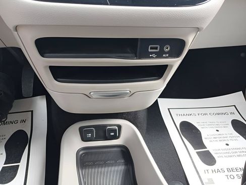 Used 2020 Chrysler Pacifica Touring w/ Advanced Safetytec Group FWD image 19