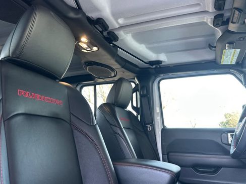 Used 2023 Jeep Gladiator Rubicon w/ Cold Weather Group image 17