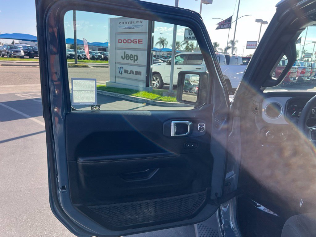 Used 2025 Jeep Wrangler Unlimited Sahara AWD/4WD image 19