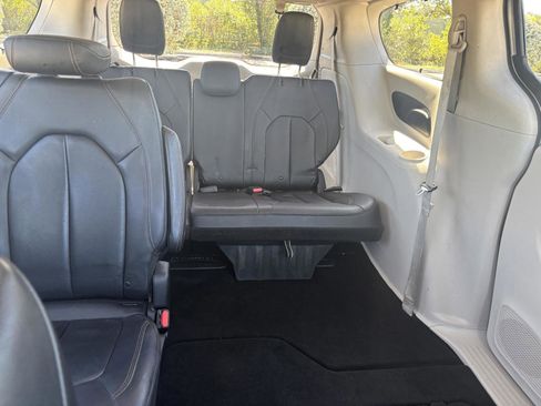 Used 2019 Chrysler Pacifica Touring-L image 27