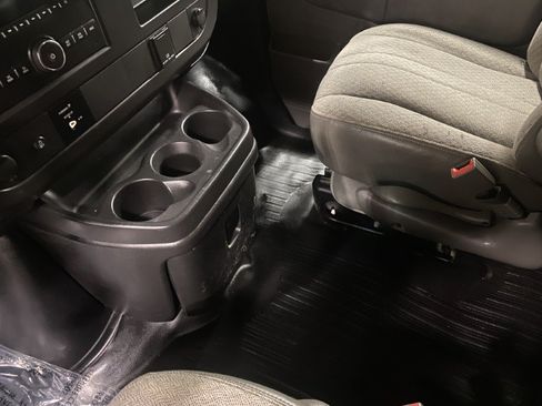 Used 2017 Chevrolet Express 2500 Extended RWD image 30