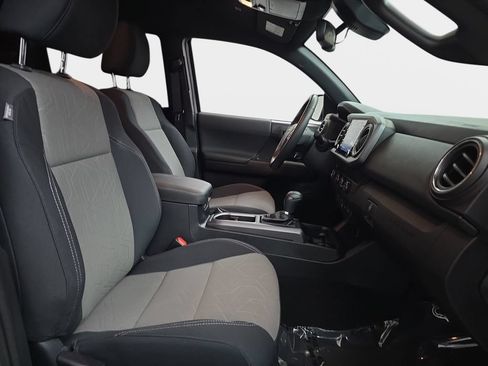 Used 2020 Toyota Tacoma 2WD Double Cab image 10