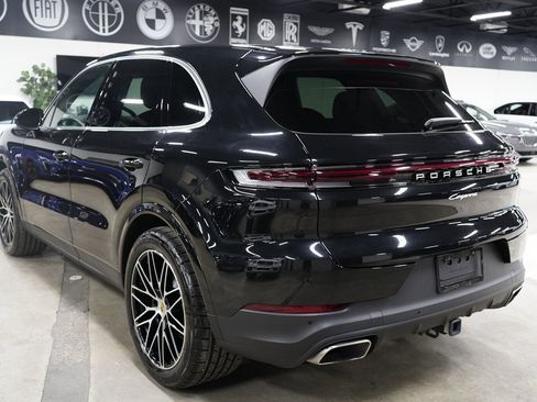 Used 2024 Porsche Cayenne AWD/4WD image 3