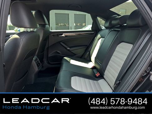 Used 2018 Volkswagen Passat 3.6 FWD image 11