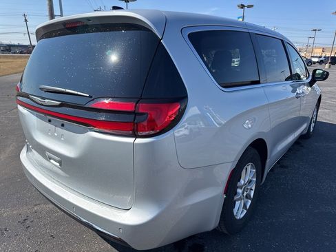 Used 2024 Chrysler Pacifica Touring-L FWD image 15