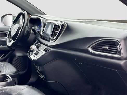 Used 2019 Chrysler Pacifica Touring-L w/ S Appearance Package image 29