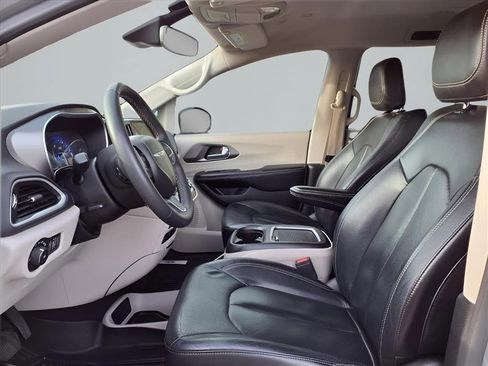 Used 2022 Chrysler Pacifica Touring-L image 10