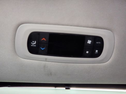 Used 2024 Chrysler Pacifica Touring-L image 37