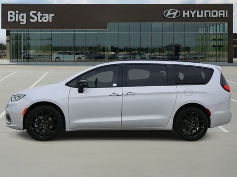 Used 2024 Chrysler Pacifica Limited w/ Uconnect Theater Family Group image 2