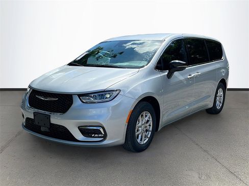 New 2026 Chrysler Pacifica Select image 3