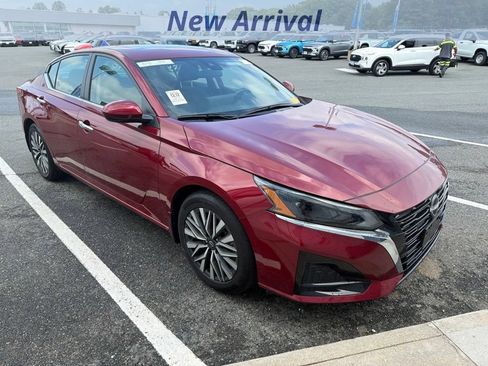 Used 2024 Nissan Altima 2.5 SV w/ SV Premium Package FWD image 2