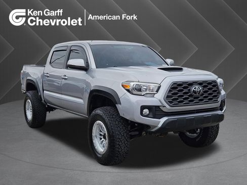 Used 2017 Toyota Tacoma TRD Sport w/ Tow Package (A/T) AWD/4WD image 1