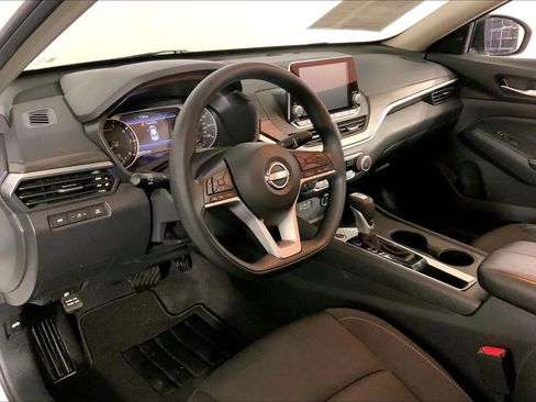 Used 2025 Nissan Altima 2.5 SV FWD image 16