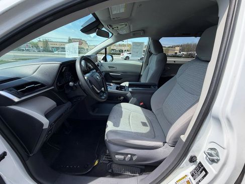 Used 2021 Toyota Sienna LE FWD image 13