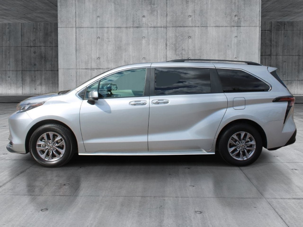 Used 2024 Toyota Sienna XLE FWD image 2