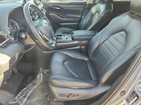 Used 2022 Toyota Highlander XLE FWD image 21