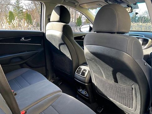 Used 2018 Kia Sorento LX image 28