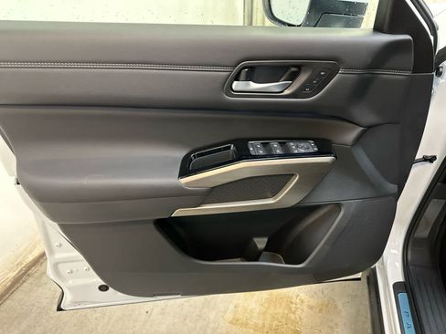 New 2025 Nissan Pathfinder Platinum image 19