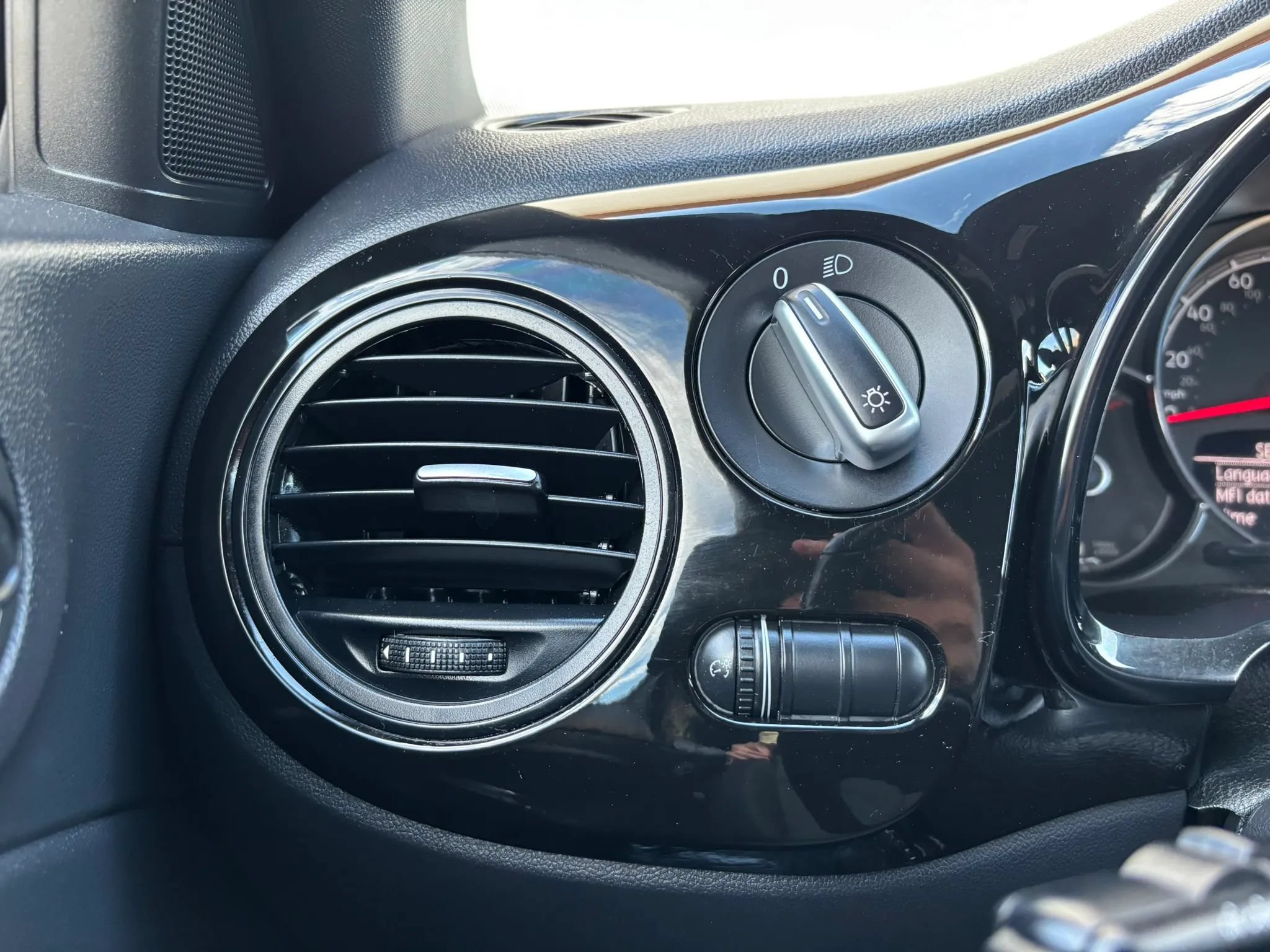 Used 2018 Volkswagen Beetle 2.0T S FWD image 20