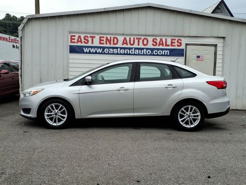 Used 2018 Ford Focus SE FWD image 2
