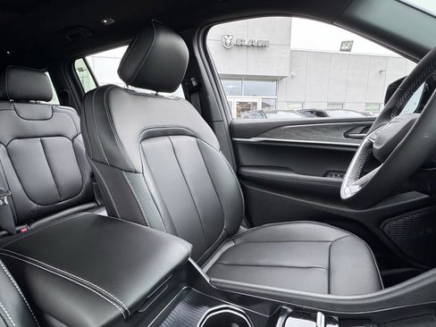 New 2025 Jeep Grand Cherokee L Limited w/ Black Appearance Package image 17