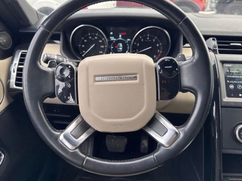 Used 2019 Land Rover Discovery SE image 3