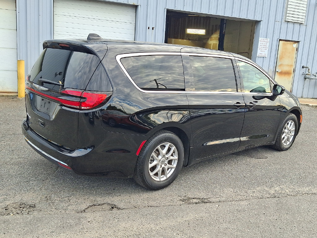 Used 2024 Chrysler Pacifica Touring-L FWD image 4
