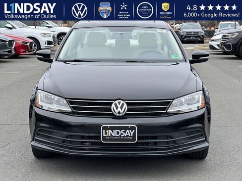Used 2017 Volkswagen Jetta SE image 2
