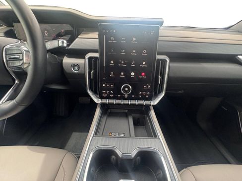 Used 2026 GMC Acadia Elevation w/ Elevation Premium Package FWD image 12