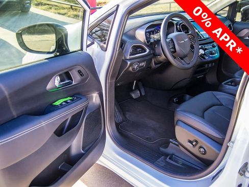 New 2026 Chrysler Pacifica Select w/ S Appearance Package image 28