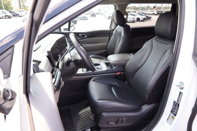 Used 2025 Kia Carnival FWD image 8