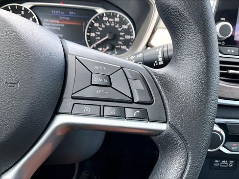 Used 2025 Nissan Altima 2.5 SV FWD image 23