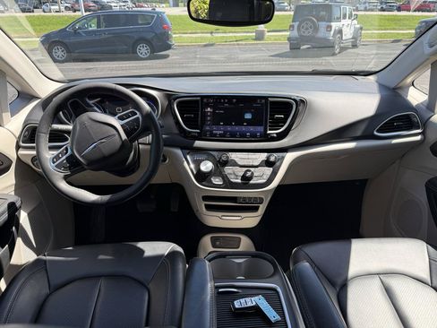 Used 2024 Chrysler Pacifica Touring-L FWD image 16