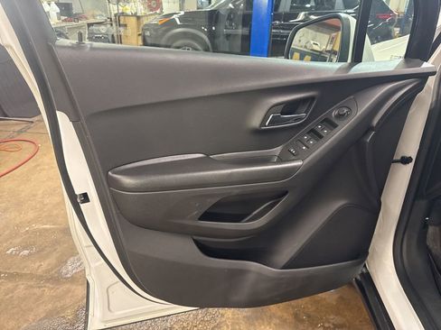 Used 2022 Chevrolet Trax LT w/ Premium Seat Package image 11