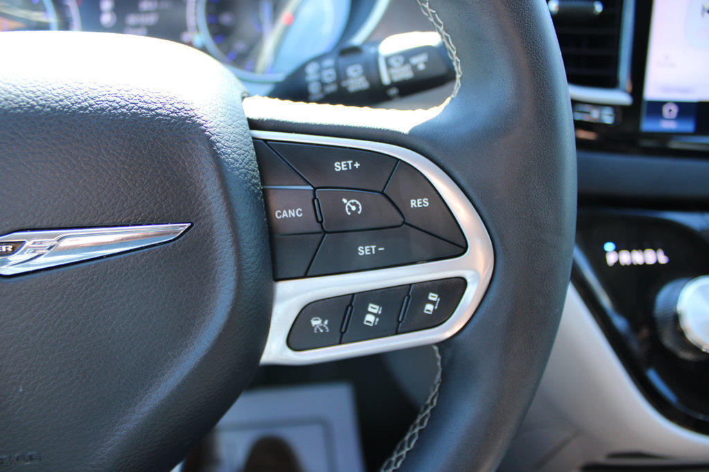 Used 2024 Chrysler Pacifica Touring-L FWD image 34