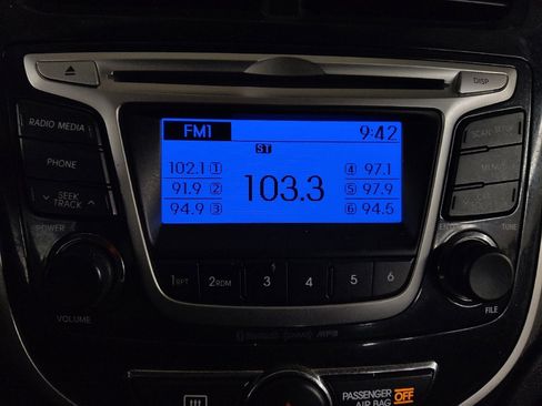 Used 2014 Hyundai Accent SE image 25