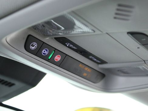 Used 2020 Chevrolet Equinox LT w/ Driver Convenience Package image 19