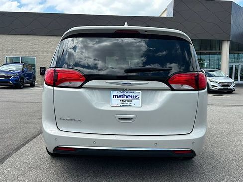 Used 2019 Chrysler Pacifica Touring-L Plus w/ Advanced Safetytec Group FWD image 3