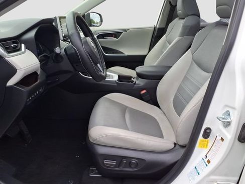 Used 2020 Toyota RAV4 Limited AWD/4WD image 4