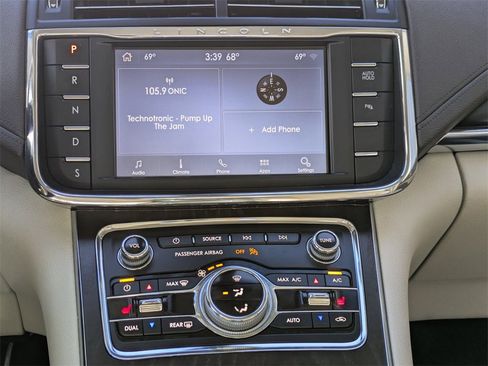 Certified 2020 Lincoln Continental AWD image 17