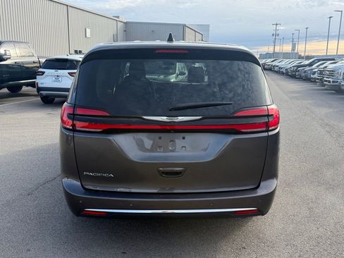 Used 2023 Chrysler Pacifica Touring-L image 16