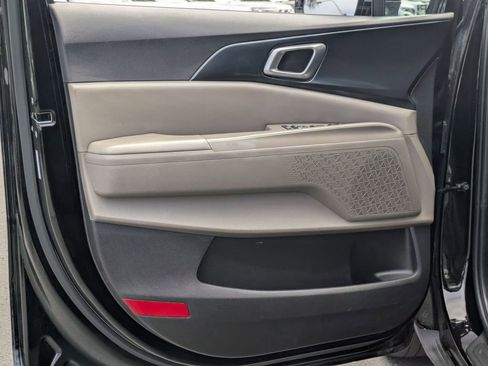 Used 2025 Kia Carnival FWD image 11