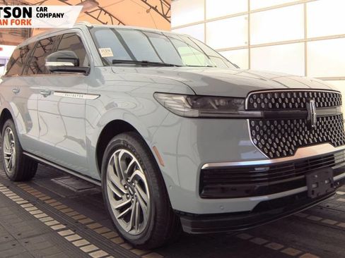Used 2025 Lincoln Navigator Reserve AWD/4WD image 2