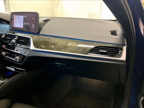 Certified 2023 BMW 530e xDrive w/ Premium Package image 18