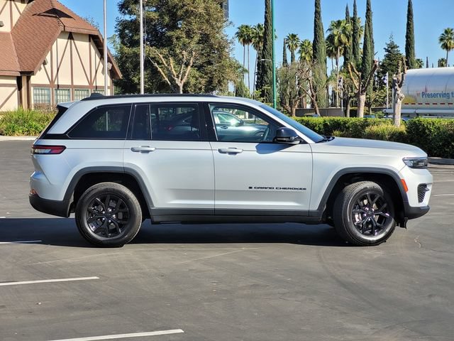 Used 2024 Jeep Grand Cherokee Altitude AWD/4WD image 4
