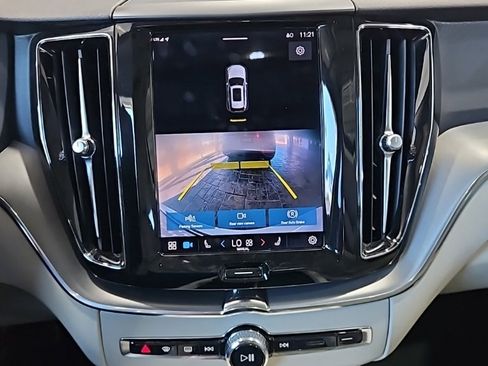 Used 2022 Volvo XC60 B5 Momentum image 32