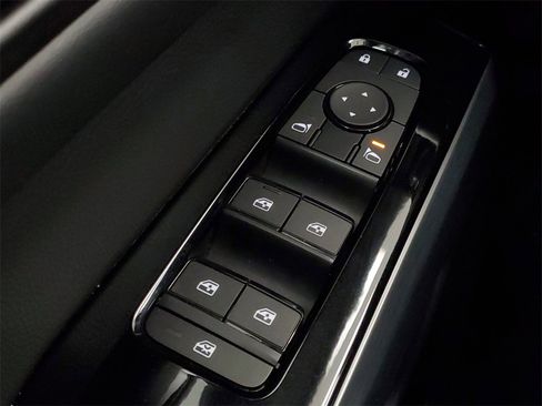 Used 2024 Nissan Pathfinder SL image 16