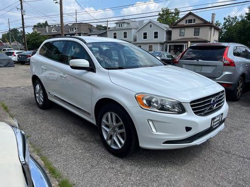 Used 2017 Volvo XC60 T5 FWD image 2