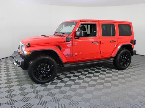 Used 2025 Jeep Wrangler Unlimited Sahara AWD/4WD image 2