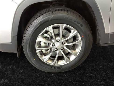 Used 2020 Jeep Cherokee Latitude Plus w/ Comfort/Convenience Group image 25